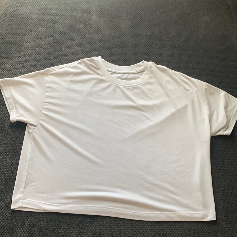 COPY - Vuori Oversized Cropped Tee. ESTIMATED Size M/L. No tags. Color White.